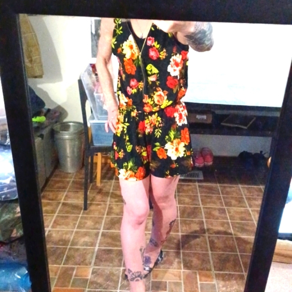 Floral Front zip sleeveless Shorts romper small